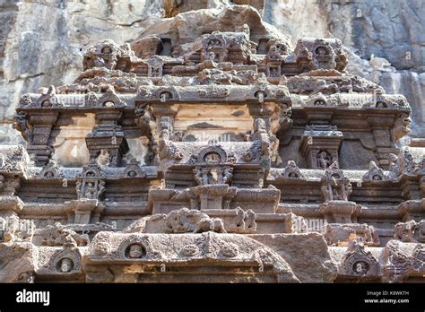  Il Kailasa a Ellora: Un Monumento Alla Devozione e All'Ingegno Umano